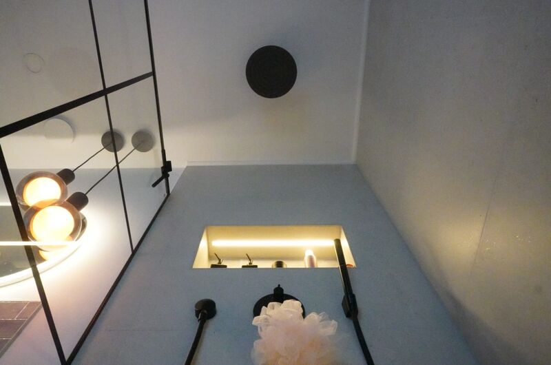 Modernes barrierefreies Badezimmer mit ebenerdiger Dusche