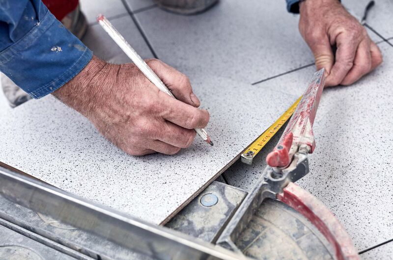 Fliese messen und anzeichnen