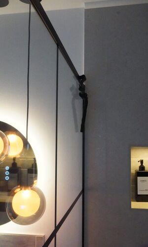 Modernes barrierefreies Badezimmer mit ebenerdiger Dusche