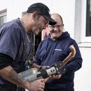 Mitarbeiter schneiden Rohr