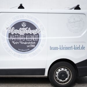 Firmenwagen mit Logo