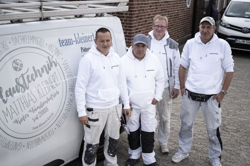 Mitarbeiter vor Firmwagen