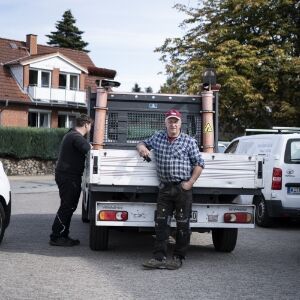 Mitarbeiter vor Firmwagen